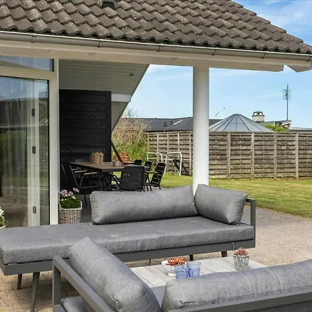 Vakantiehuis Newly Renovated Summer House In Gronninghoved *